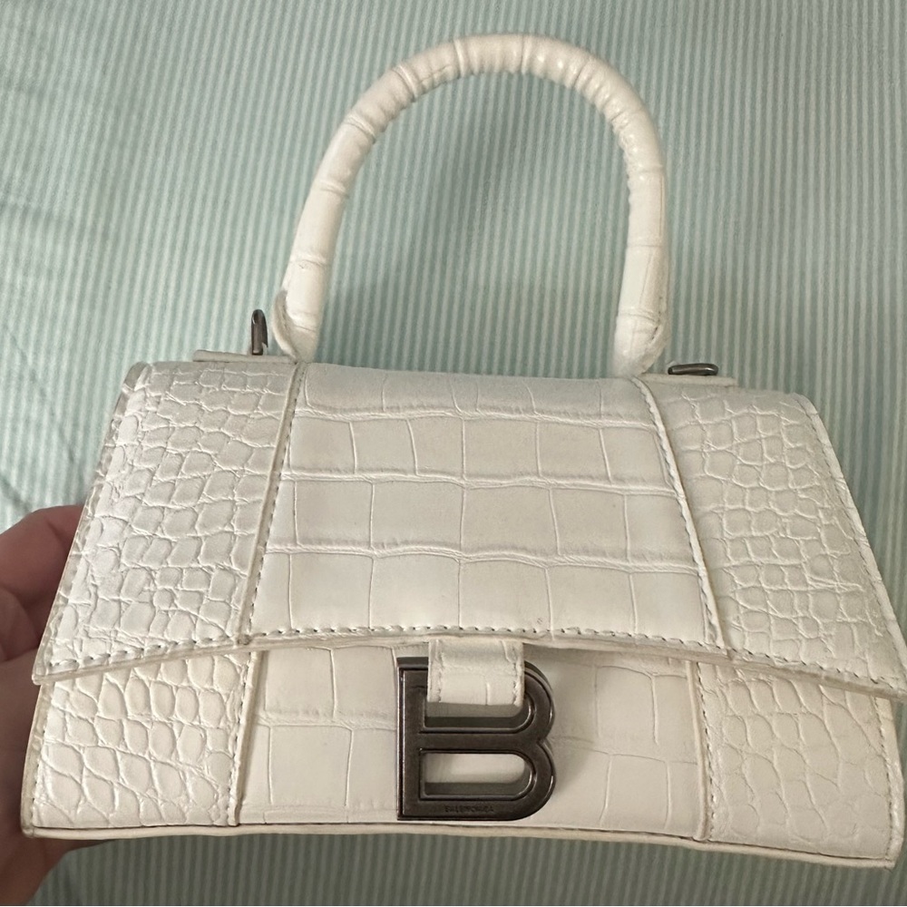 B styleHourglassHandle
Width: 22 cm
Height: 16 cm
Depth: 9 cm
Strap: 65 cm